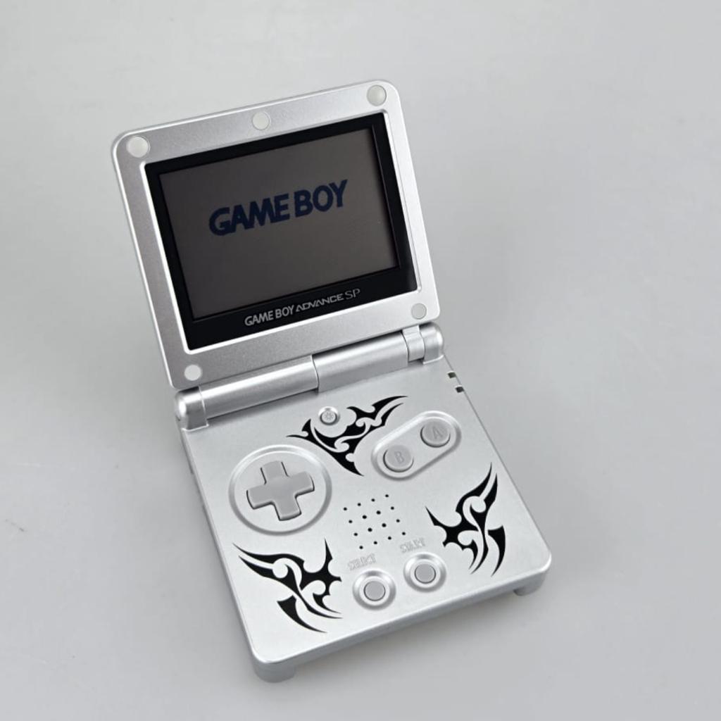 Gameboy Advance SP Tribal | Zeer nette staat, Nintendo, Zo goed als nieuw, Support@nintendo.com, 11-1 Hokotate-cho, Kamitoba, Minami-ku
Kyoto 601-8501
Japan