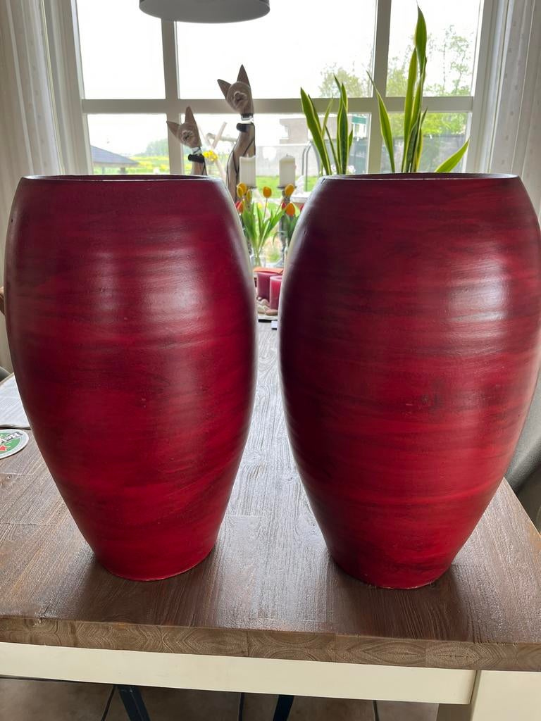 Twee bloempotten 45 cm hoog. Donkerrood, Ophalen, Gebruikt, Rond, Minder dan 25 cm