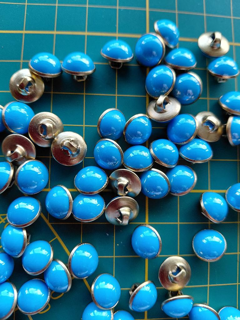 Mooie knoopje lichtblauw met goudkleurige rand, Ophalen of Verzenden, Nieuw, Knoop of Knopen