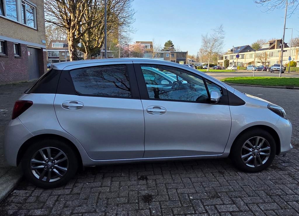 Toyota Yaris 1.3 VVT-i 113km 5DR 2017 Grijs, Auto's, Voorwielaandrijving, 40 €/maand, 4 cilinders, 1329 cc