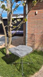 Metalen designstoel met kussen, Huis en Inrichting, Ophalen of Verzenden, Grijs, Eén
