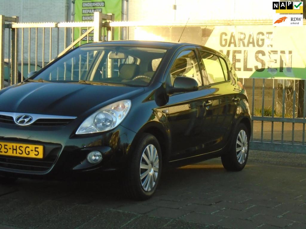 Hyundai I20 1.2i DynamicVersion/AIRCO, Auto's, Gebruikt, 4 cilinders, Met garantie (alle), Zwart