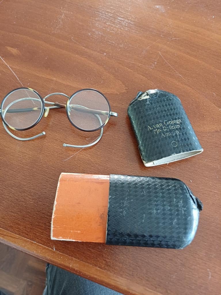Antieke ronde bril met koker van opticien A. van Goinga, Overige merken, Gebruikt, Bruin, Ophalen of Verzenden