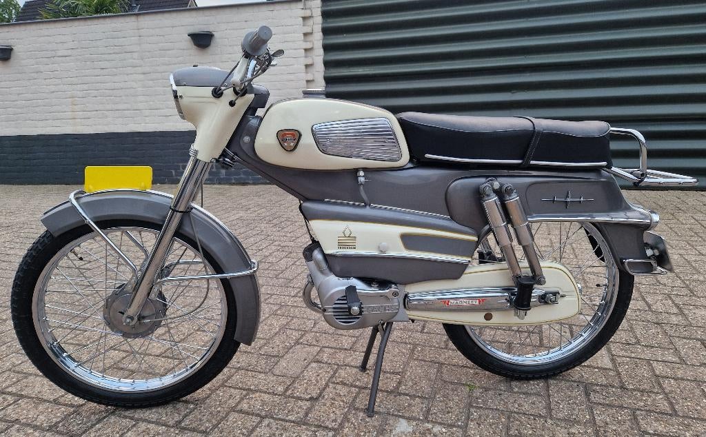 Zeer nette Magneet Commodore 1964. Showroomstaat., Fietsen en Brommers, Maximaal 45 km/u, 3 versnellingen, Ophalen, 48 cc