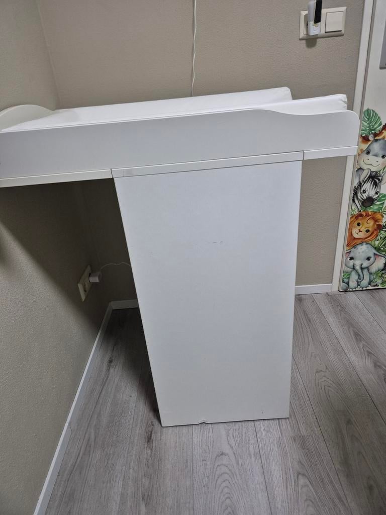 Witte Commode met Opstaande Rand en Voetruimte, 50 tot 70 cm, Ophalen of Verzenden, Zo goed als nieuw, 75 tot 100 cm