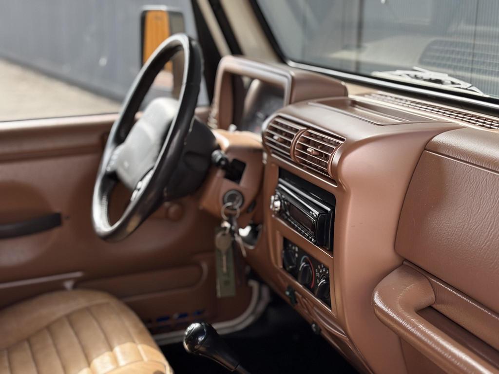 Jeep Wrangler 4.0i Softtop BRUTE | Airco | Cruise Control |, Auto's, Gebruikt, Airbags, 2000 kg, Wit