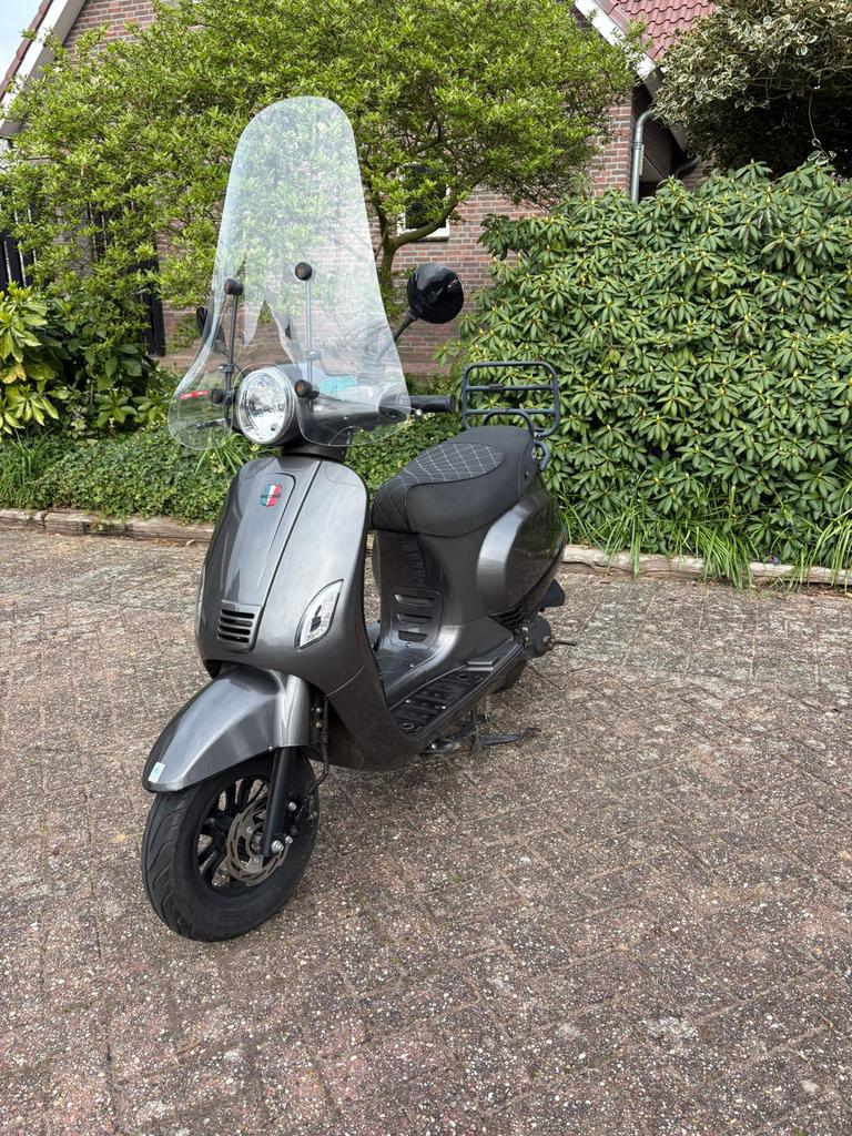 Grijze scooter met windscherm, Fietsen en Brommers, Scooters | Overige merken, Ophalen, Gebruikt, Benzine, 50 cc