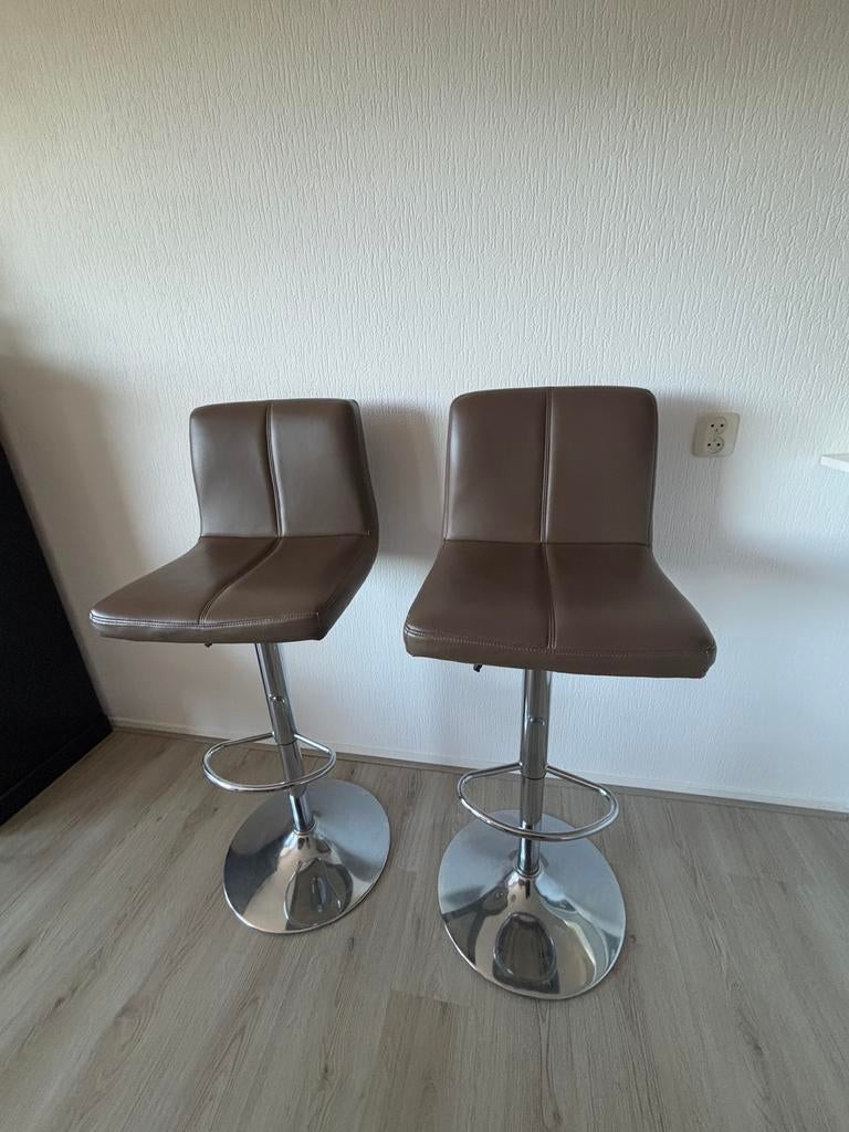 2 verstelbare barkrukken – modern design (bruin/kunstleer), Huis en Inrichting, Barkrukken, Ophalen, Gebruikt, 60 tot 90 cm, 2 krukken