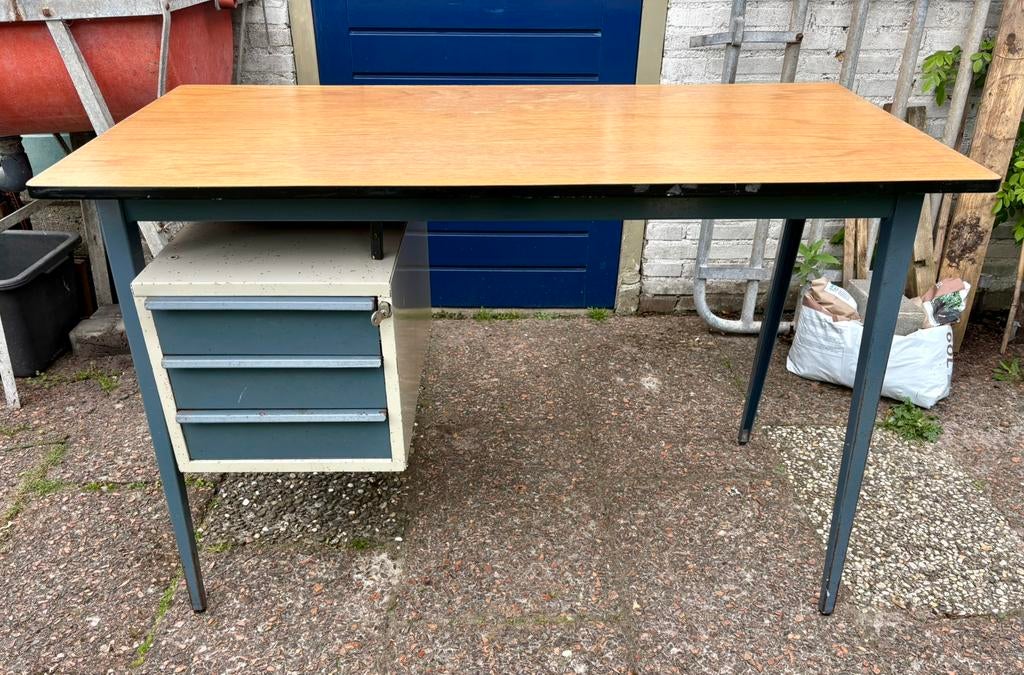 Bureau Marko, Ophalen, Zo goed als nieuw