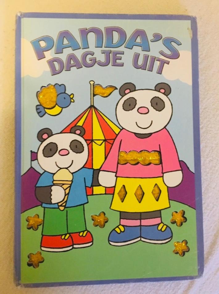 Boekje Panda’s dagje uit naar de kermis roetsjbaan, Ophalen of Verzenden, Zo goed als nieuw, 1 tot 2 jaar