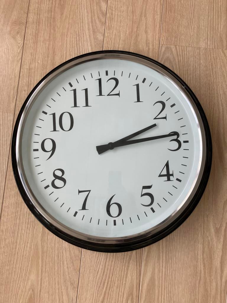 Mooie Grote IKEA wandklok 58 cm, metaal BRAVUR, Ophalen of Verzenden, Gebruikt, Analoog, Wandklok