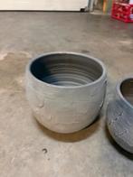 2 stenen bloempotten - 21 en 18 cm doorsnede, Ophalen, Steen, Gebruikt, Minder dan 30 cm