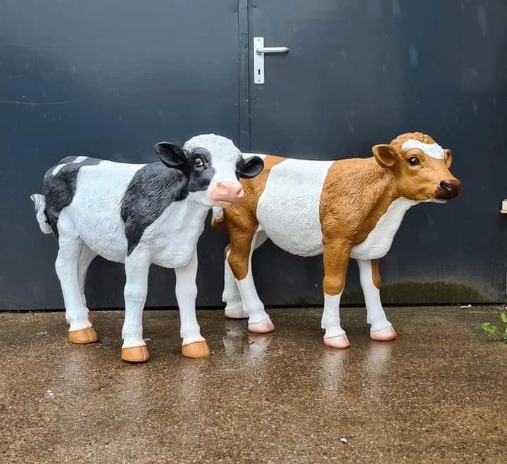 Beeld kalfje, kunststof koe, kunst koe, melkkoe, koe beeld, Tuin en Terras, Tuinbeelden, Nieuw, Dierenbeeld, Kunststof, Ophalen