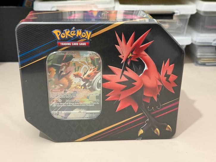 Crown Zenith Big Tin USA Versie - Sealed Pokemon, Hobby en Vrije tijd, Verzamelkaartspellen | Pokémon, Zo goed als nieuw, Boosterbox