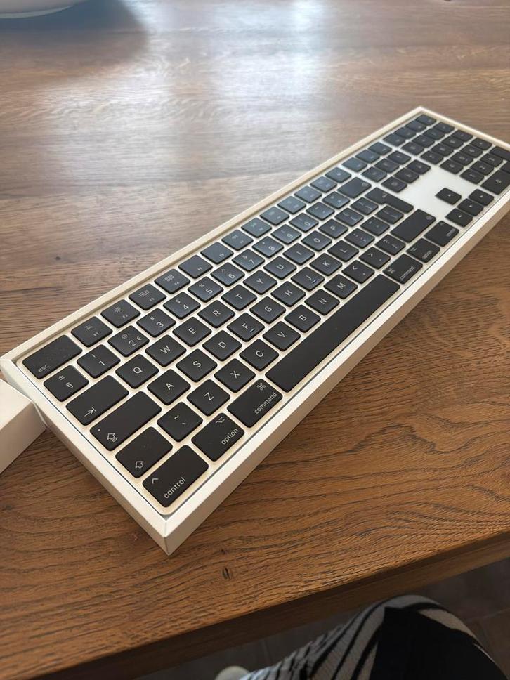 Apple Magic Keyboard met numeriek toetsenblok QWERTY, Computers en Software, Toetsenborden, Zo goed als nieuw, Qwerty, Draadloos