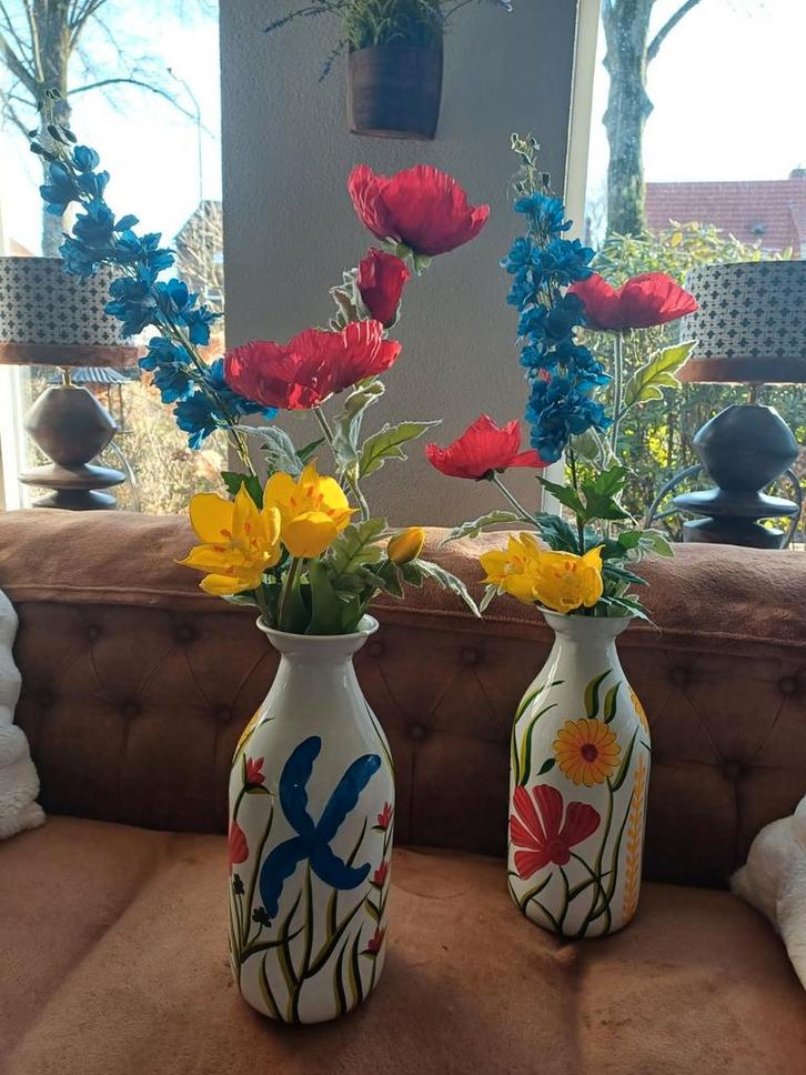 Twee aparte vazen met zijden bloemen, Huis en Inrichting, Woonaccessoires | Vazen, Zo goed als nieuw, Overige kleuren, 50 tot 75 cm