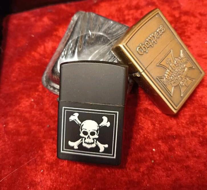 2 Nieuwe Benzine Aanstekers + Lederen Riemhouder, Fuel lighter, Looks like a Zippo, Nieuw, Ophalen of Verzenden