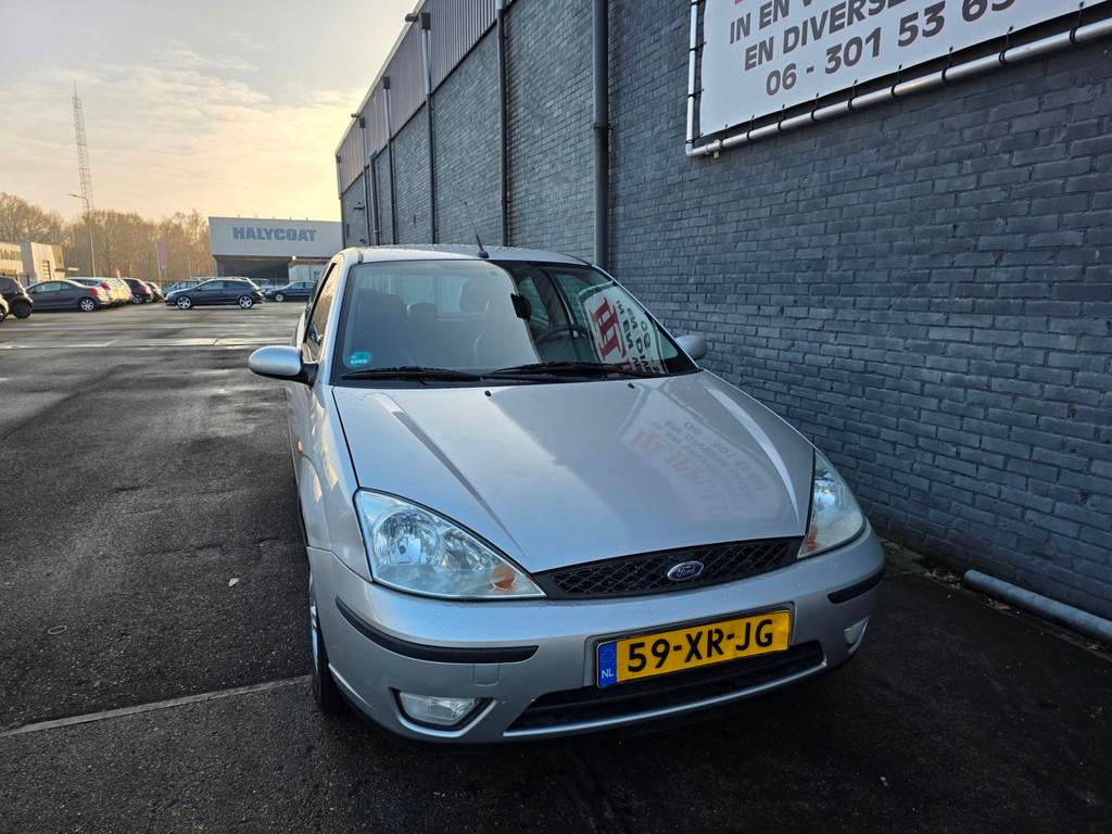 Ford Focus 1.6-16V Ambiente, Gebruikt, Zwart, 4 cilinders, 49 €/maand