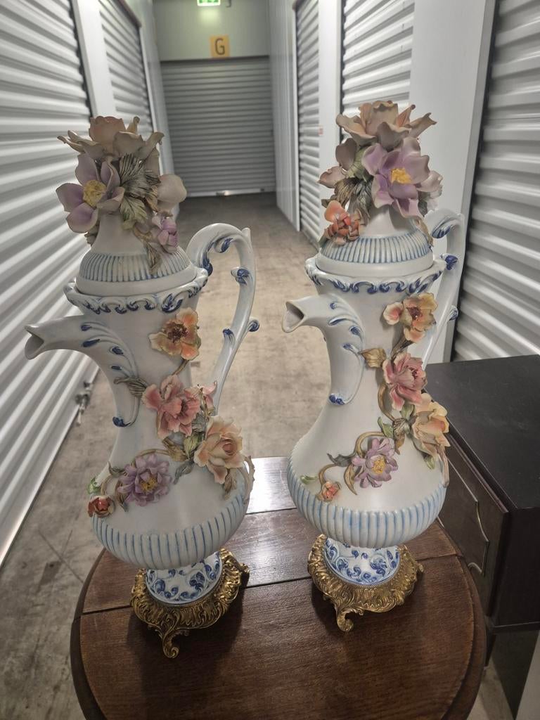 Twee porseleinen kannen met bloemdecoratie, Antiek en Kunst, Ophalen