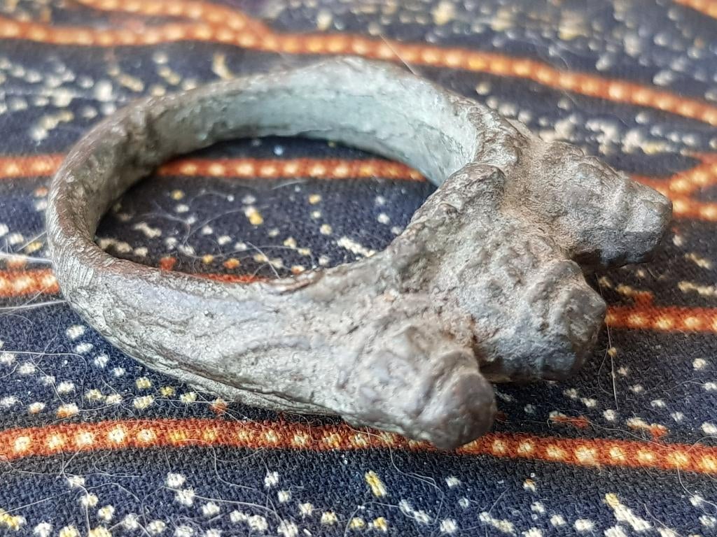 Antieke Oosterse ring van brons met drie stupa's 3,3 cm., Ophalen of Verzenden