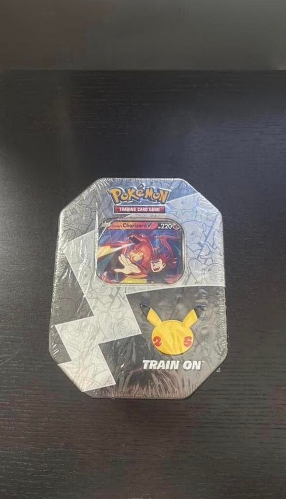 Pokémon - Celebrations Lance Charizard tin, Hobby en Vrije tijd, Verzamelkaartspellen | Pokémon, Ophalen of Verzenden, Nieuw, Boosterbox