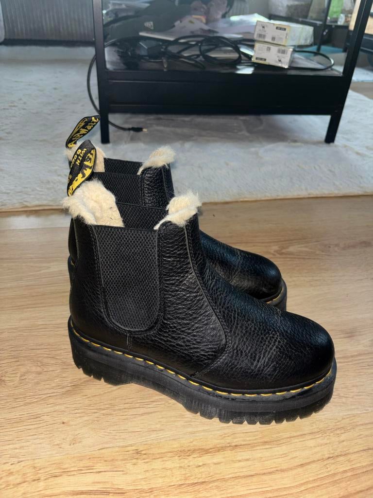 Dr Martens platform Chelsea boots, amper gedragen, Kleding | Dames, Schoenen, Ophalen of Verzenden, Zo goed als nieuw, Zwart, Lage of Enkellaarzen