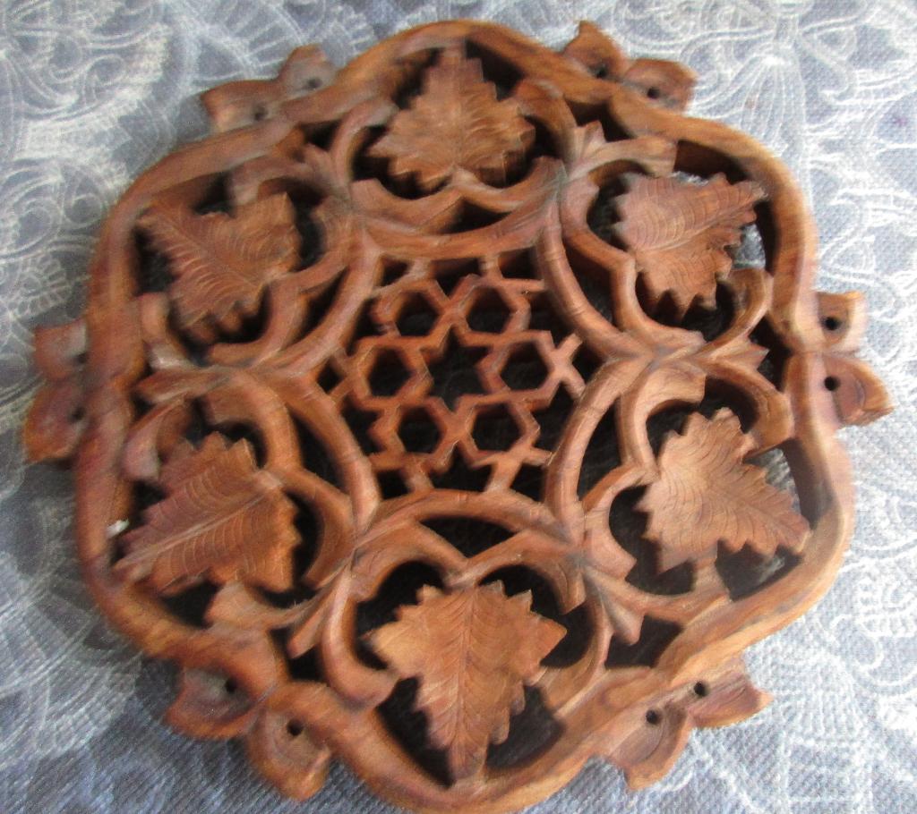 vintage houten onderzetter 15,5 cm met houtsnijwerk, Ophalen of Verzenden, Gebruikt, Pot of Pan