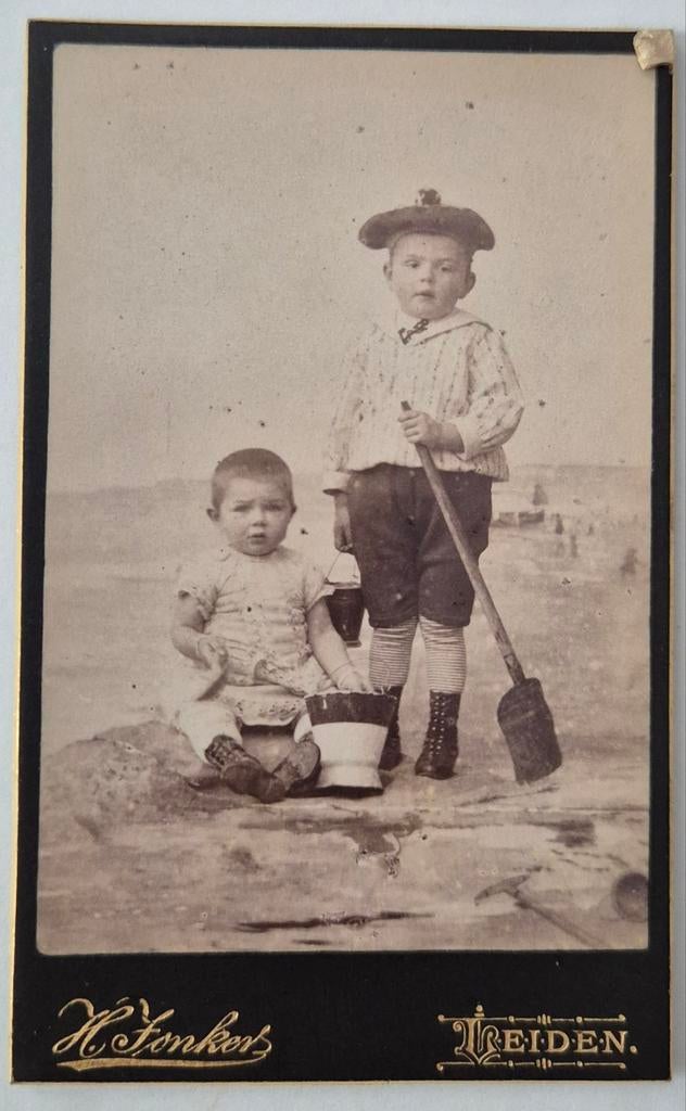 136 cdv 2 kinderen strandtafereel Leiden fotograafH. Jonkers, Ophalen of Verzenden, Voor 1940, Gebruikt, Kind