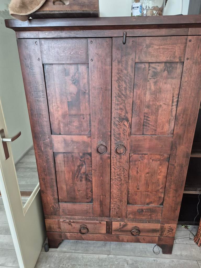 Koloniale tv kast, Ophalen