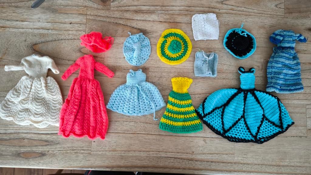 Vintage handgemaakte poppenkleertjes jaren 70 Sindy/Barbie, Ophalen of Verzenden