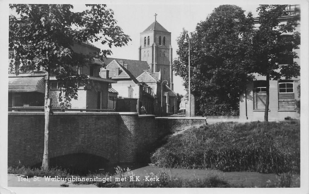 Tiel - St. Walburgbinnensingel met RK Kerk (1952), Ophalen of Verzenden, 1940 tot 1960, Gelopen, Gelderland