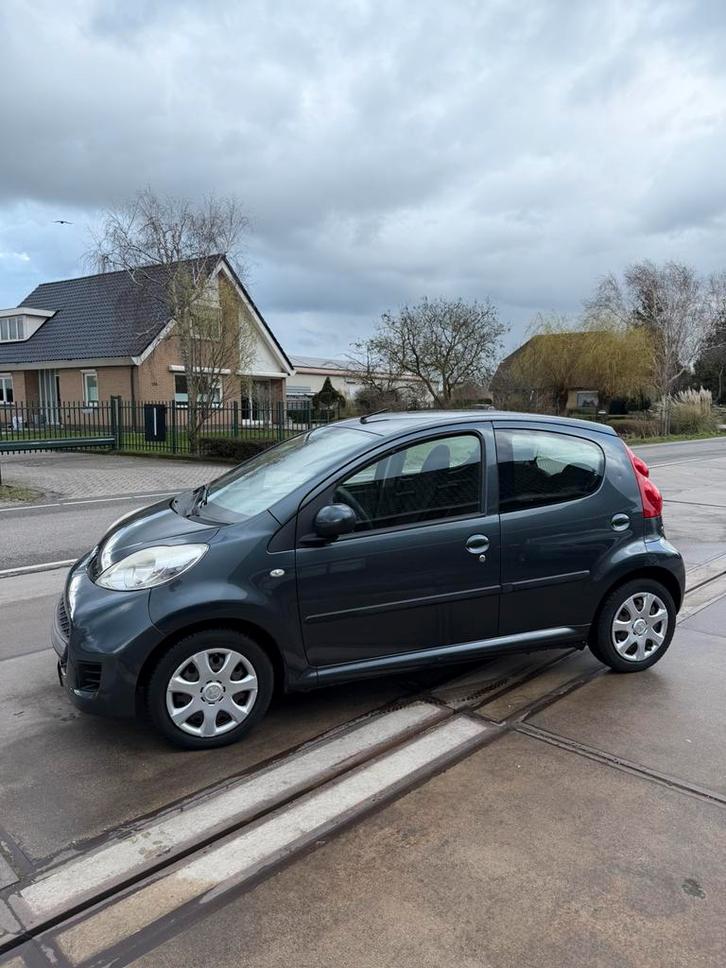 Peugeot 107 1.0 12V 5Deurs Airco 2011 Grijs NAP Lage km, Auto's, Peugeot, Bedrijf, Benzine, A, Hatchback, Handgeschakeld, Origineel Nederlands