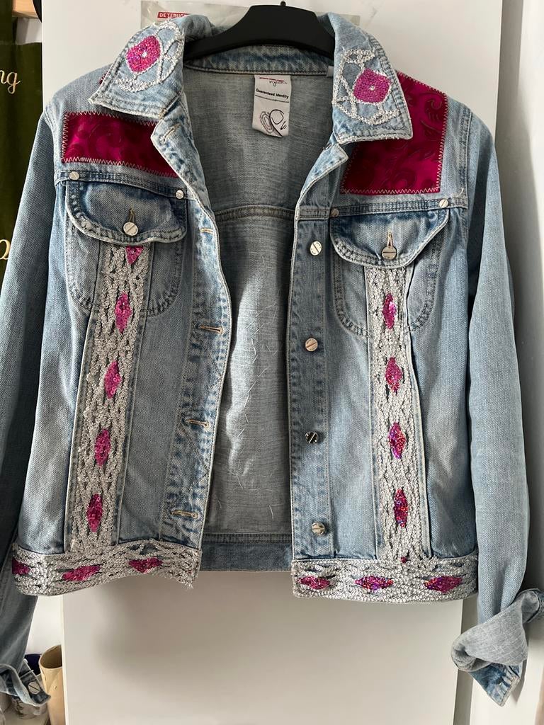 Unieke MET Jeans spijkerjas (L)met borduursels en pailletten, Ophalen of Verzenden, Zo goed als nieuw, Maat 38/40 (M), Blauw