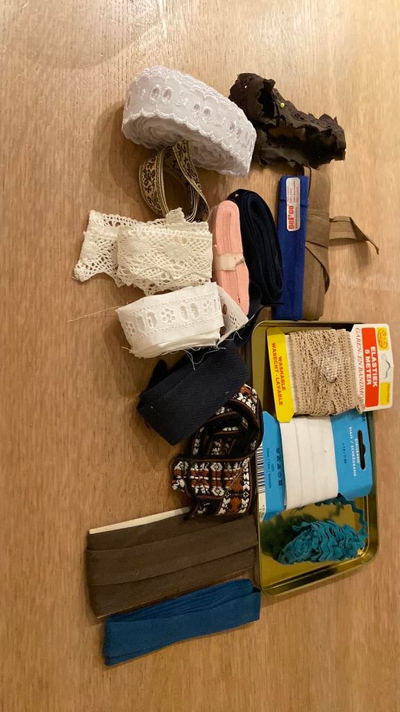 Kistje met biaisband / kant en bandjes, Ophalen of Verzenden, Zo goed als nieuw, Kant