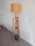 Stijlvolle staande lamp met houten driepoot en stoffen kap, Huis en Inrichting, Lampen | Vloerlampen, Ophalen, Modern, Scandinavisch