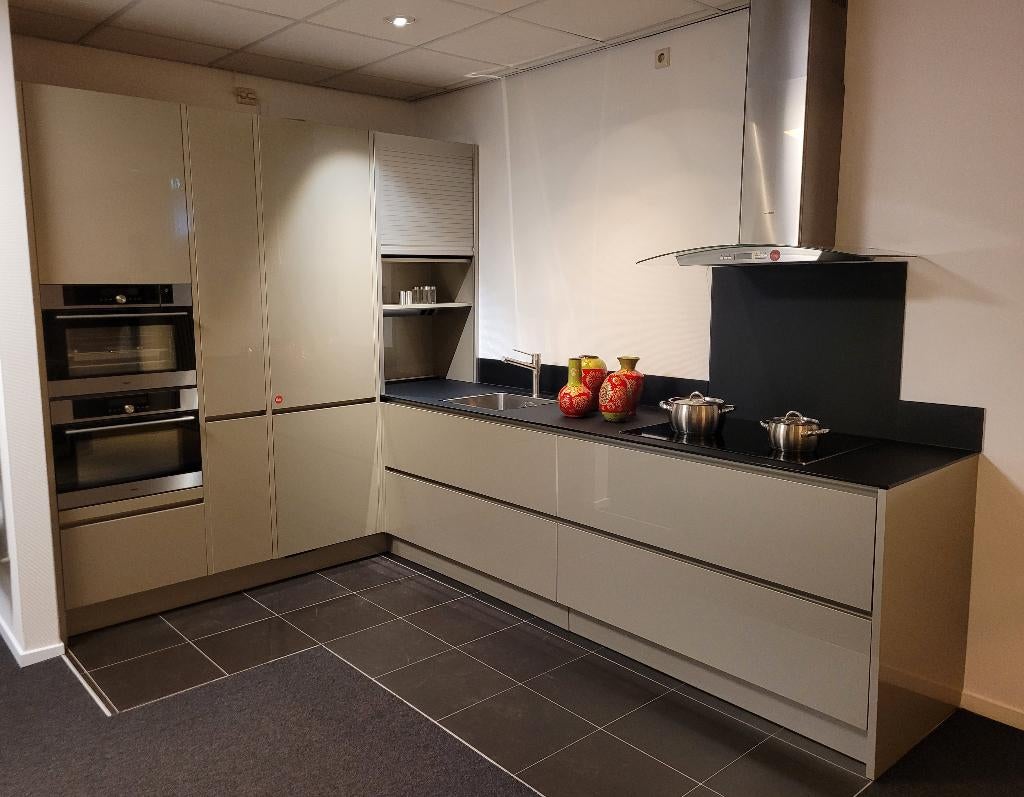 Showroomkeuken, Eggersmann, Kubanit Metallic, greeploos, Huis en Inrichting, Keuken | Complete keukens, Ophalen, Hoekkeuken, Nieuw