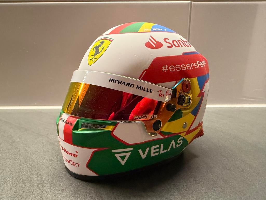 Charles Leclerc Helm Ferrari 2022 Brazilie edite 1:2, Ophalen of Verzenden, Zo goed als nieuw, Formule 1