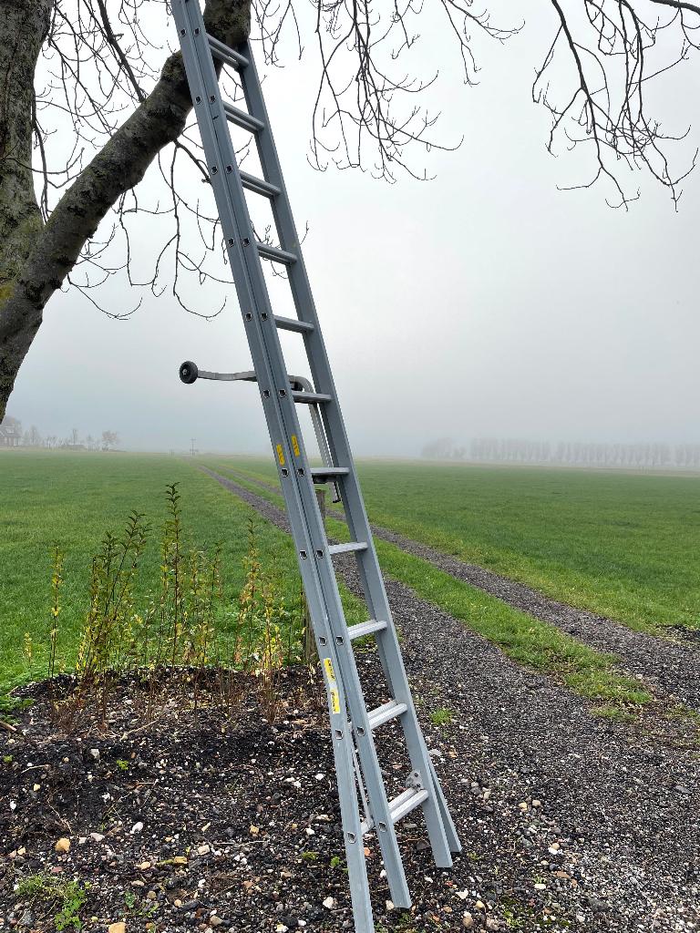 Dirks glazenwasser ladder gecoat inclusief afstandhouder, Doe-het-zelf en Verbouw, Ophalen, Zo goed als nieuw, Ladder, Opvouwbaar of Inschuifbaar