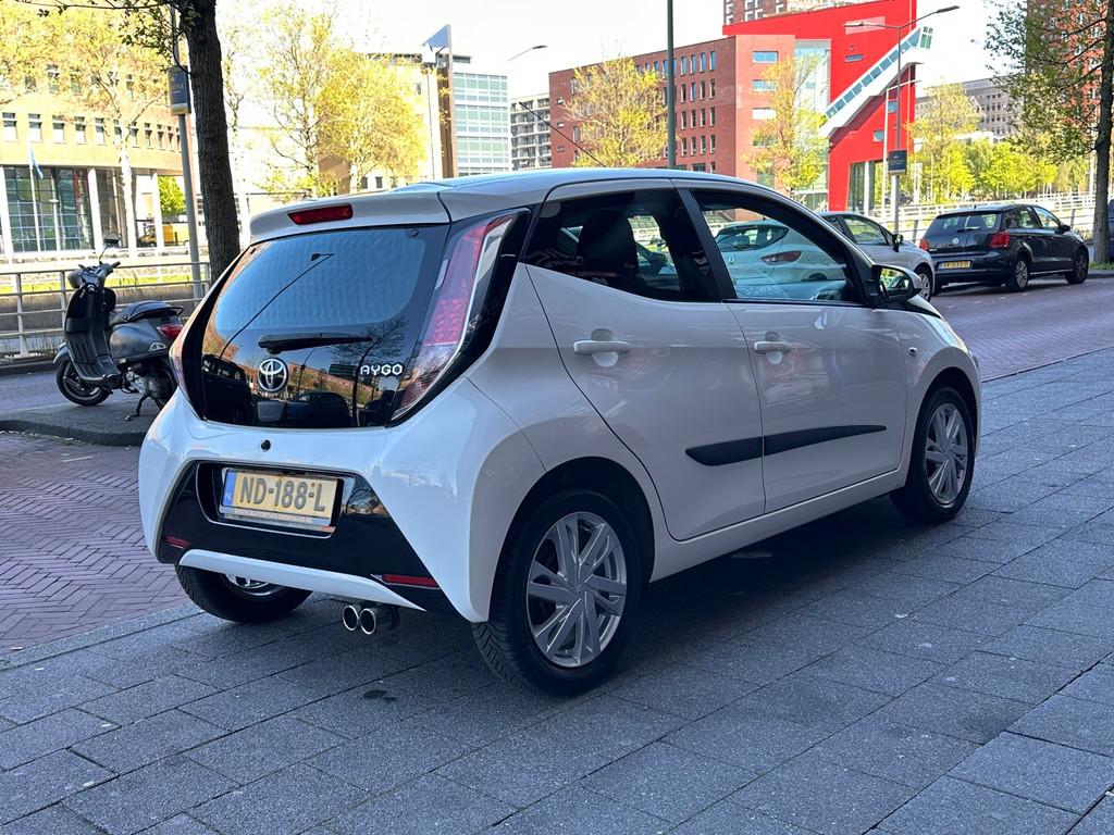 Toyota Aygo 1.0 VVT-i x-play 5 Deurs Airco Camera, Voorwielaandrijving, Stof, Gebruikt, Euro 6