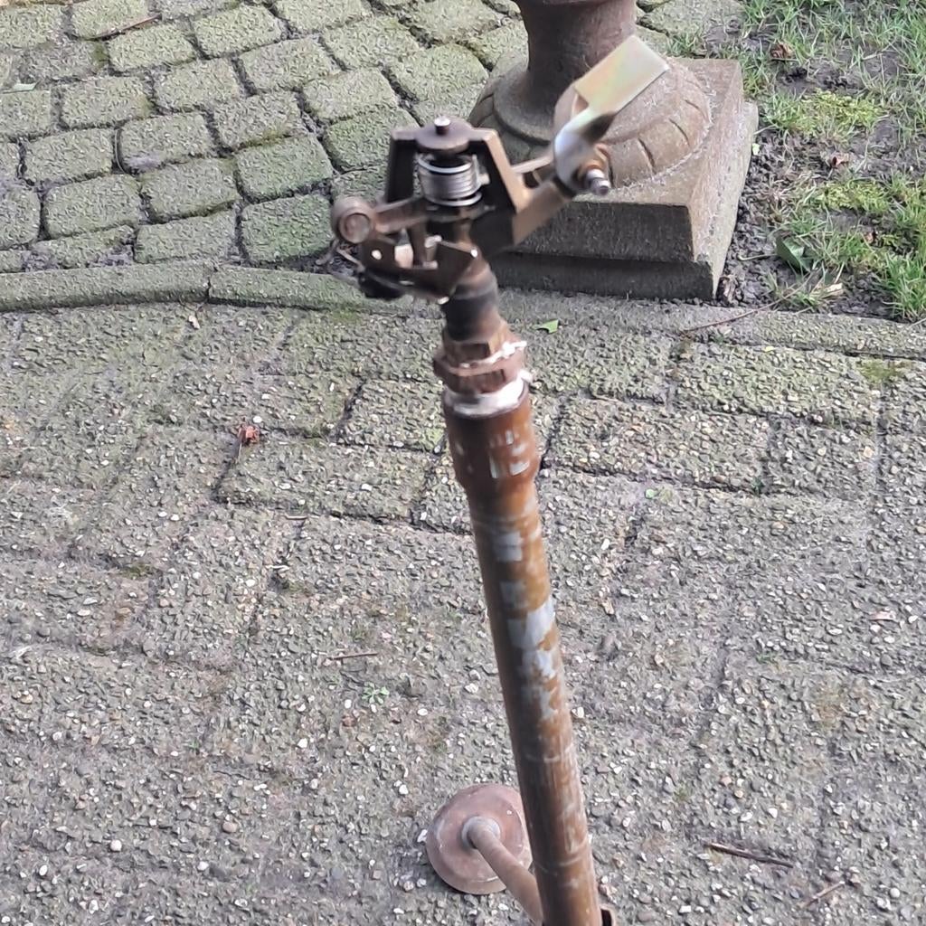 Vintage Tuinsproeier op Statief - Robuust en Functioneel, Tuin en Terras, Tuinsproeiers, Ophalen of Verzenden, Gebruikt, Cirkelsproeier