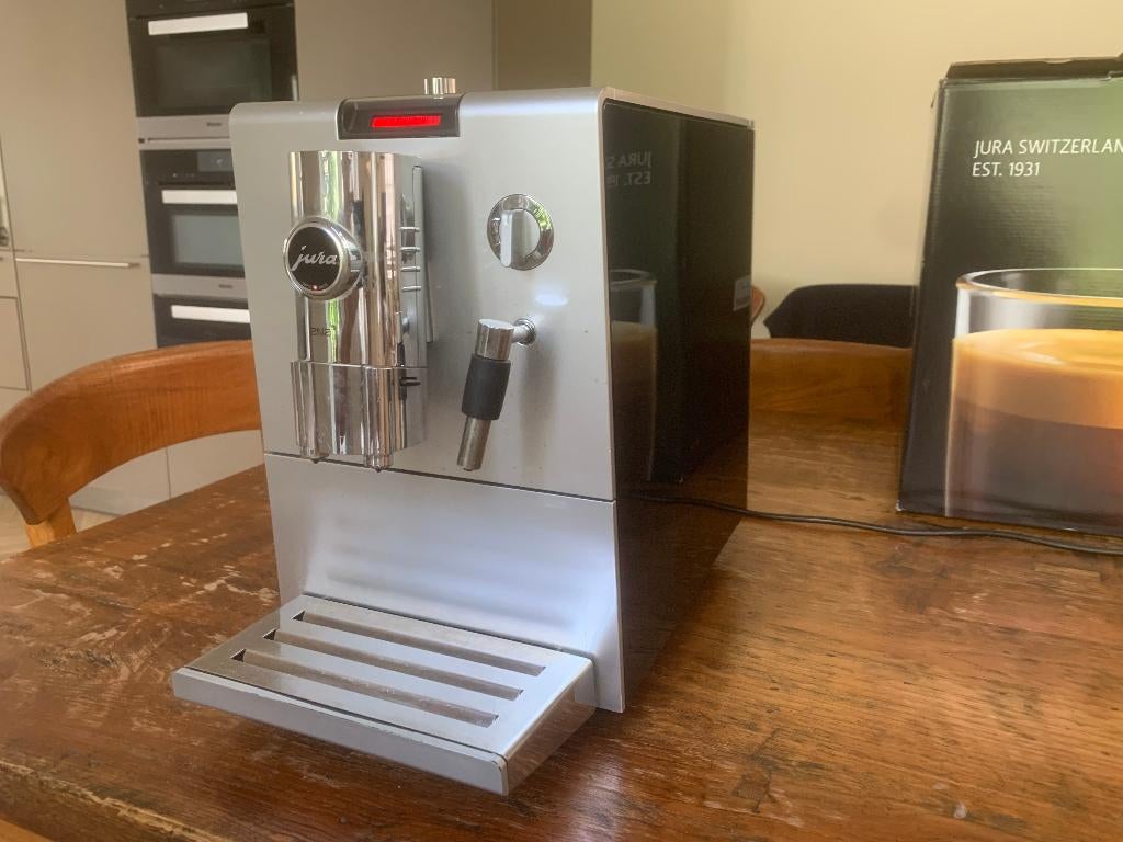 Jura ENA 9 One Touch koffiemachine (lekt), Witgoed en Apparatuur, Koffiezetapparaten, Gebruikt, Koffiemachine, 2 tot 4 kopjes