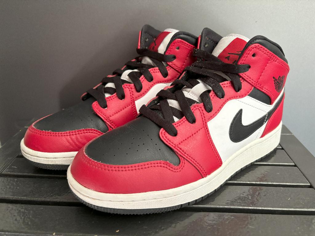 Nike Air Jordan 1 Mid Chicago Black Toe (GS) mt38 / 5.5y, Jongen of Meisje, Schoenen, Ophalen of Verzenden, Zo goed als nieuw
