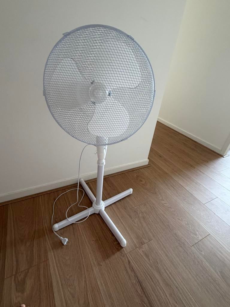Witte ventilator op statief, Witgoed en Apparatuur, Ventilatoren, Ophalen, Zo goed als nieuw, Statiefventilator