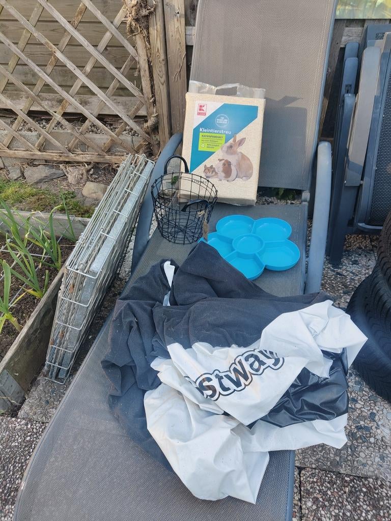 Gratis af te halen: 6 stapelbare stoelen met rode bekleding, Ophalen, Gebruikt, Drie, Stof
