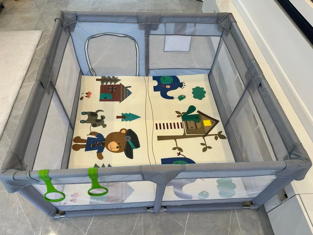 Mooie Speelbox 120x120x68 cm met Foam speelmat en 20+ ballen, Ophalen, Zo goed als nieuw, Vierkant, Boxkleed