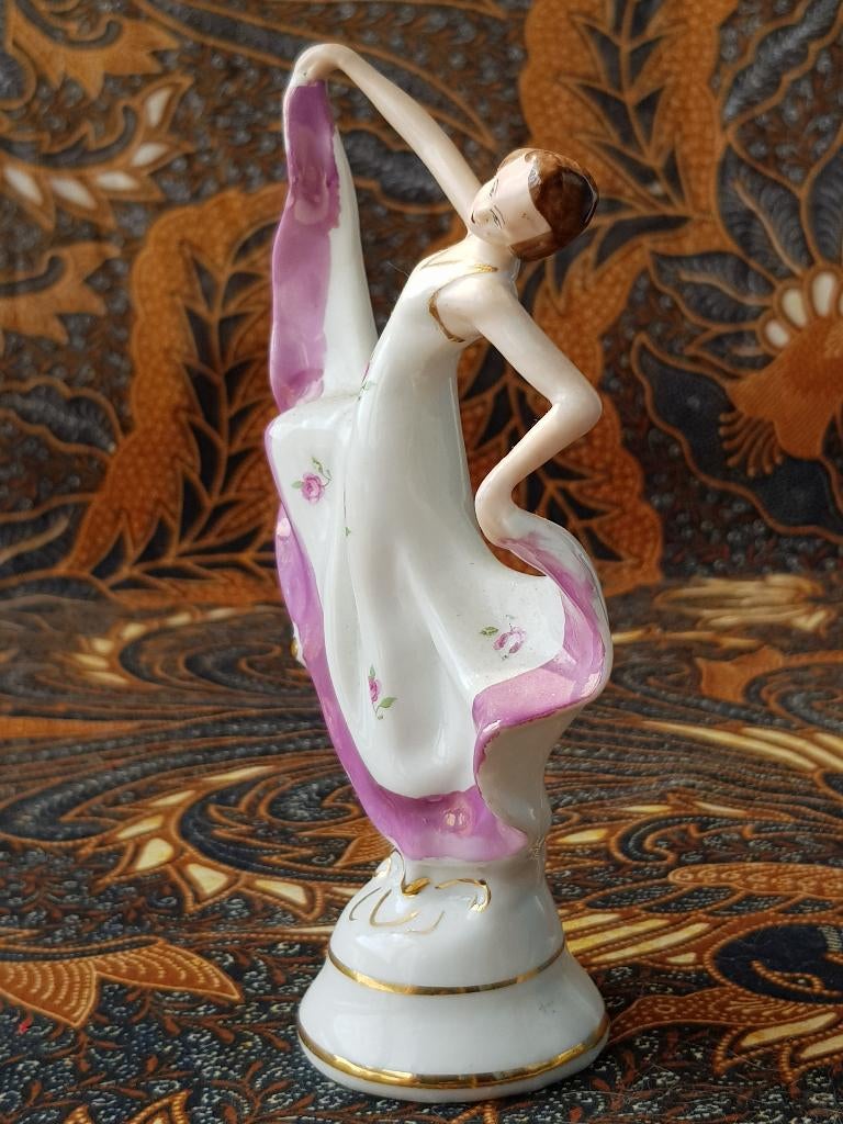 Prachtig Art Deco beeldje uit Engeland van een vrouw 15,5 cm, Antiek en Kunst, Antiek | Porselein, Ophalen of Verzenden