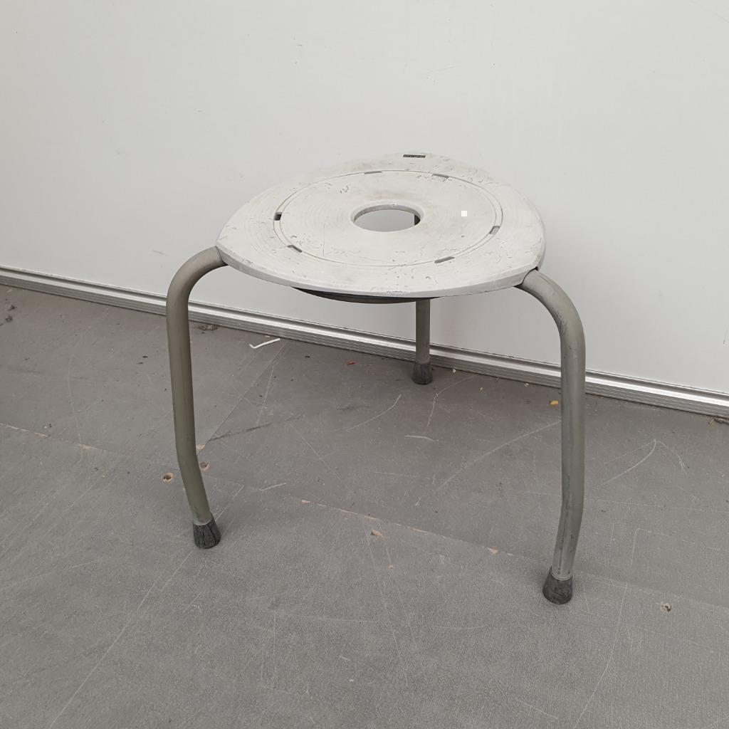 Ahrend kruk - grijze kunststof zitting, Ophalen of Verzenden, Gebruikt, Hout