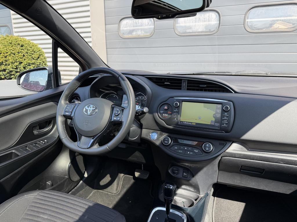 Toyota Yaris 1.5 Hybrid Bi-Tone Plus | Panoramadak | Navigat, Auto's, Toyota, Gebruikt, Euro 6, 4 cilinders, 49 €/maand