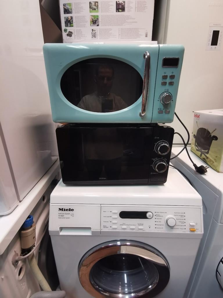 2 magnetron met een draaiplateau. Het is een vrijstaand, Ophalen of Verzenden, Zo goed als nieuw, Draaiplateau