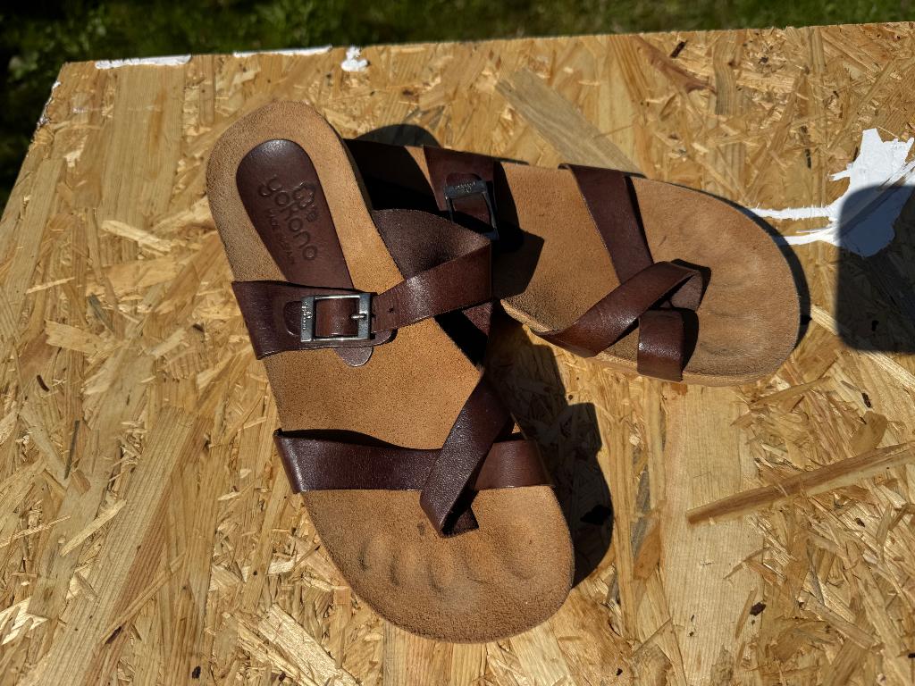 Leren damesslippers (mt 38), Kleding | Dames, Schoenen, Bruin, Zo goed als nieuw, Yokono, Ophalen